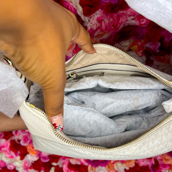 😻‼️❤️‍🔥NEW Michael Kors Large Cream Tote Bag 😻‼️❤️‍🔥✨ - Picture 7 of 9